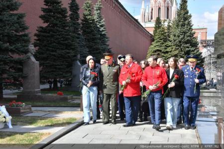 Цветы к Мавзолею Вождя мирового пролетариата