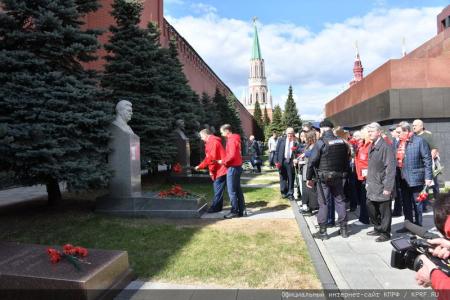 Цветы к Мавзолею Вождя мирового пролетариата