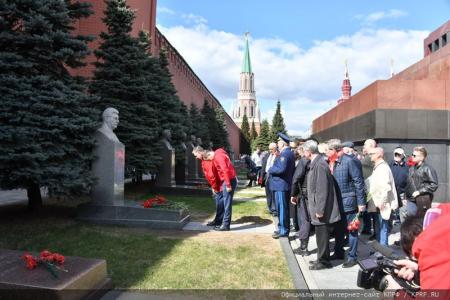 Цветы к Мавзолею Вождя мирового пролетариата
