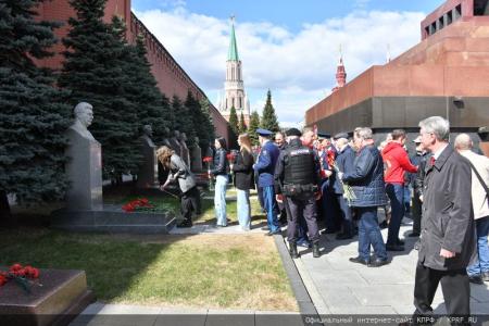 Цветы к Мавзолею Вождя мирового пролетариата