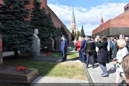 Цветы к Мавзолею Вождя мирового пролетариата