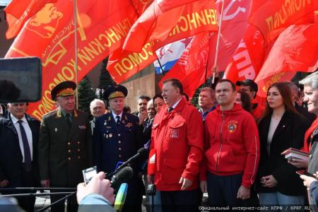 Цветы к Мавзолею Вождя мирового пролетариата