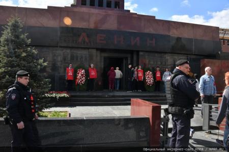Цветы к Мавзолею Вождя мирового пролетариата
