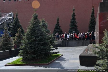 Цветы к Мавзолею Вождя мирового пролетариата