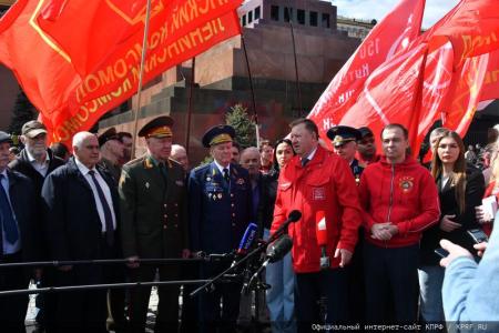 Цветы к Мавзолею Вождя мирового пролетариата