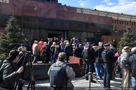 Цветы к Мавзолею Вождя мирового пролетариата