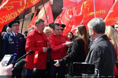 Цветы к Мавзолею Вождя мирового пролетариата