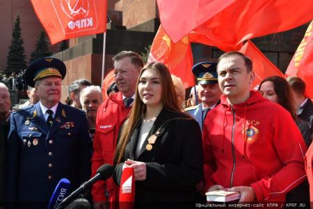 Цветы к Мавзолею Вождя мирового пролетариата