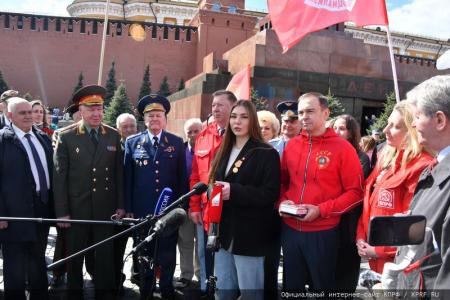 Цветы к Мавзолею Вождя мирового пролетариата