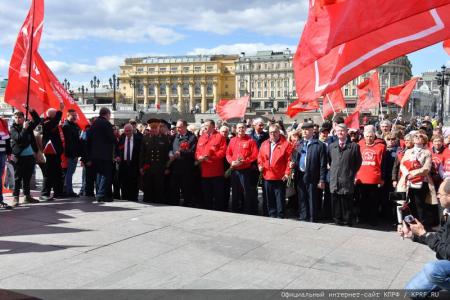 Цветы к Мавзолею Вождя мирового пролетариата