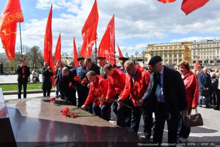 Цветы к Мавзолею Вождя мирового пролетариата