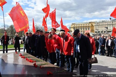 Цветы к Мавзолею Вождя мирового пролетариата