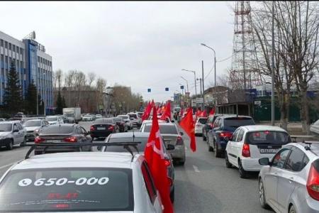 Тюменские коммунисты провели автопробег ко Дню космонавтики