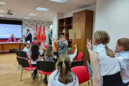 В Свердловском обкоме КПРФ состоялся конкурс «Детский космодром», в котором приняли участие восемь команд из Екатеринбурга и Берёзовского