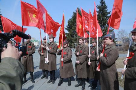 В Омске коммунисты выразили протест против драпировки Мавзолея В.И. Ленина 9 Мая