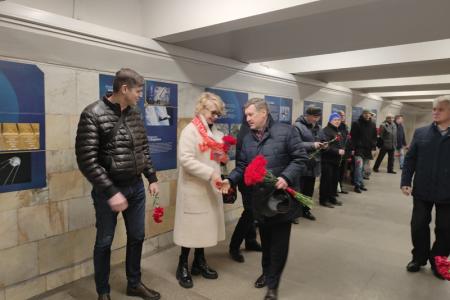 Новосибирские коммунисты возложили цветы к барельефу Гагарина