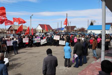 Остановим грабеж села! Массовая акция против снижения закупочных цен на молоко прошла в Алтайском крае