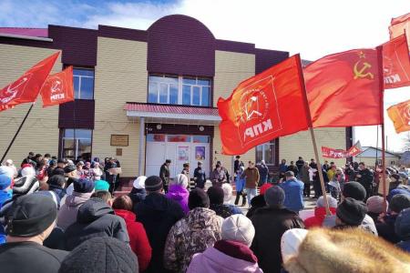 Остановим грабеж села! Массовая акция против снижения закупочных цен на молоко прошла в Алтайском крае
