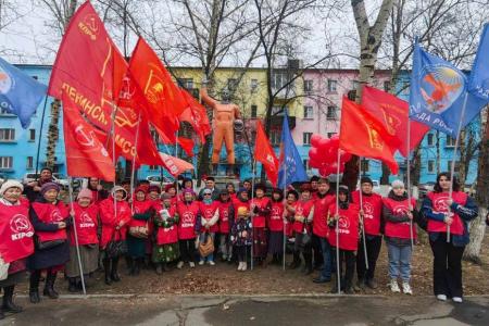 День Космонавтики. К памятнику Гагарина в Кызыле пришли возложить цветы ветераны и молодёжь