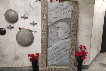 Новосибирские коммунисты возложили цветы к барельефу Гагарина