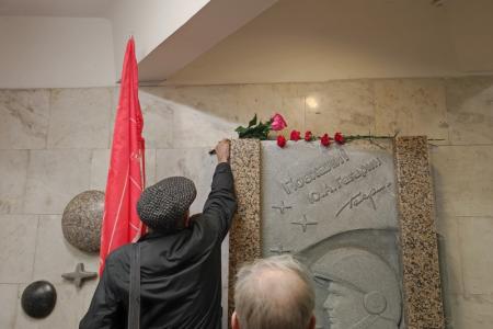 Новосибирские коммунисты возложили цветы к барельефу Гагарина