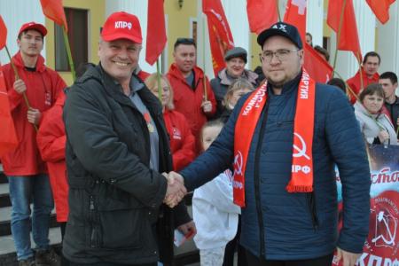 Нижегородские коммунисты провели автопробег по улицам своего города