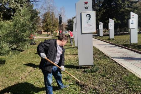 Тульские коммунисты привели в порядок Аллею Героев и памятник В.И. Ленину