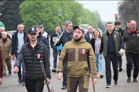В канун Первомая и Дня Победы луганский актив КПРФ высадил каштановую аллею