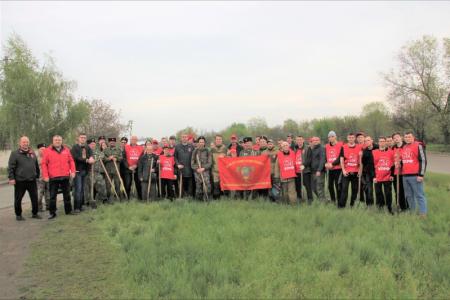 В канун Первомая и Дня Победы луганский актив КПРФ высадил каштановую аллею