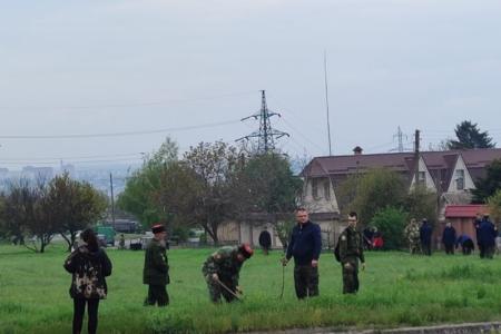 В канун Первомая и Дня Победы луганский актив КПРФ высадил каштановую аллею