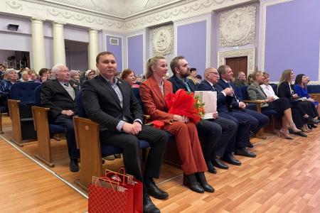 Екатеринбург. Депутаты КПРФ поздравили сотрудников Уральского турбинного завода с 85-летием