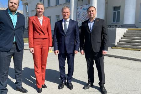 Екатеринбург. Депутаты КПРФ поздравили сотрудников Уральского турбинного завода с 85-летием