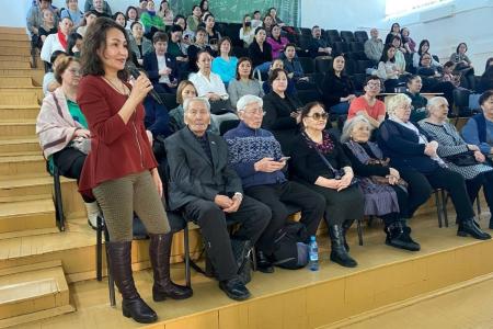 Н.А. Останина выступила перед учителями и родителями якутской школы