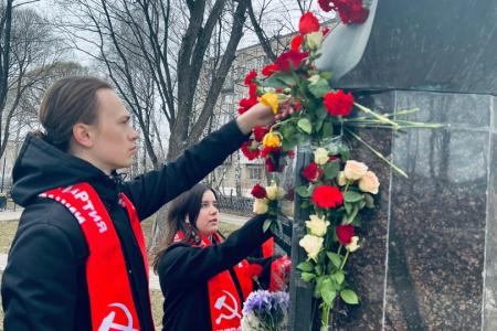 Пермские коммунисты и комсомольцы возложили цветы к памятнику великого космонавта Юрия Гагарина