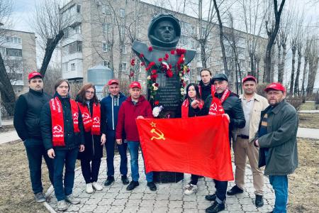Пермские коммунисты и комсомольцы возложили цветы к памятнику великого космонавта Юрия Гагарина