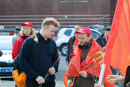 Коммунисты из Удмуртии требуют отменить драпировку Мавзолея В.И. Ленина
