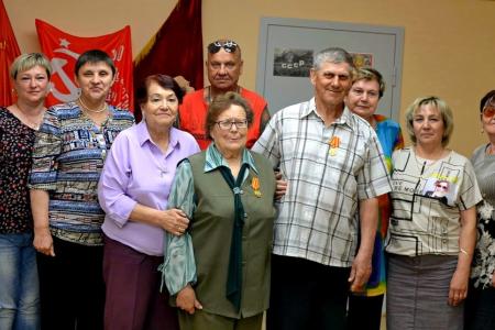 По поручению руководителя фракции КПРФ в Мособлдуме Александра Наумова коммунисты Озер наградили ветеранов