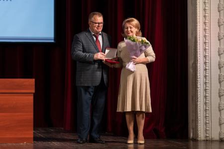 Руководитель фракции КПРФ в Мособлдуме Александр Наумов вручил награды областного парламента сотрудникам администрации Ленинского г.о.