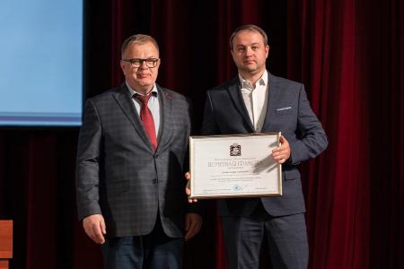 Руководитель фракции КПРФ в Мособлдуме Александр Наумов вручил награды областного парламента сотрудникам администрации Ленинского г.о.