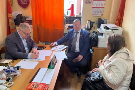 Руководитель фракции КПРФ в Московской областной Думе Александр Наумов провёл приём граждан в Кашире