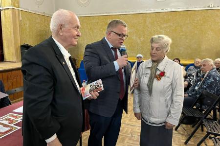 Руководитель фракции КПРФ в Московской областной Думе Александр Наумов поздравил с Днём Победы детей войны в Кашире