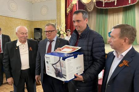 Руководитель фракции КПРФ в Московской областной Думе Александр Наумов поздравил с Днём Победы детей войны в Кашире