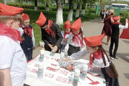 В Тульской области коммунисты продолжают массовый приём школьников в пионеры