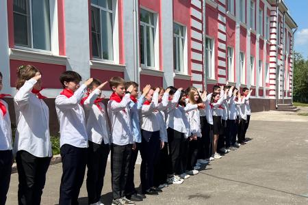 Тульский обком КПРФ в преддверии Дня Пионерии организовал прием в пионеры учащихся школ