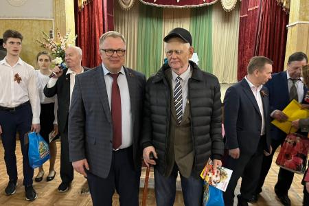 Руководитель фракции КПРФ в Московской областной Думе Александр Наумов поздравил с Днём Победы детей войны в Кашире