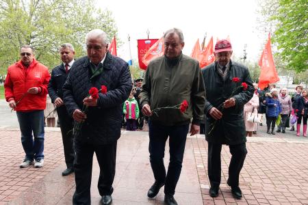 Коммунисты Севастополя отмечают Первомай