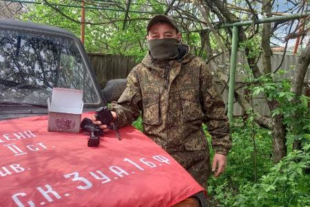 Калужские коммунисты передали участникам СВО цифровой прибор ночного видения и копию Знамени Победы