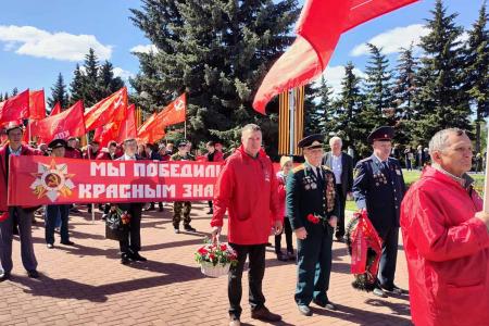 Коммунисты Чувашии встретили 9 Мая с копиями Знамени Победы