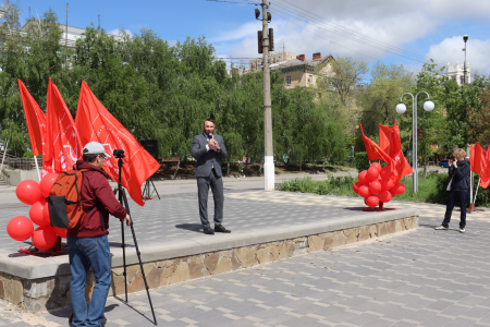 В Волгограде прошел Первомайский митинг-концерт, организованный Сталинградским обкомом КПРФ