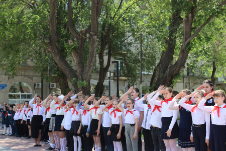 В день 101-й годовщины Всесоюзной пионерской организации имена Ленина, в Комсомольском парке Волгограда прошла торжественная линейка